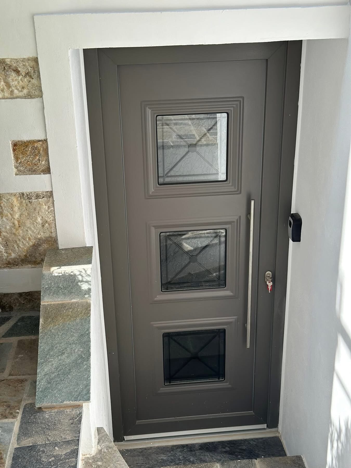 AN-C04 — Κλασική πόρτα με τρία διακοσμητικά υαλοστάσια