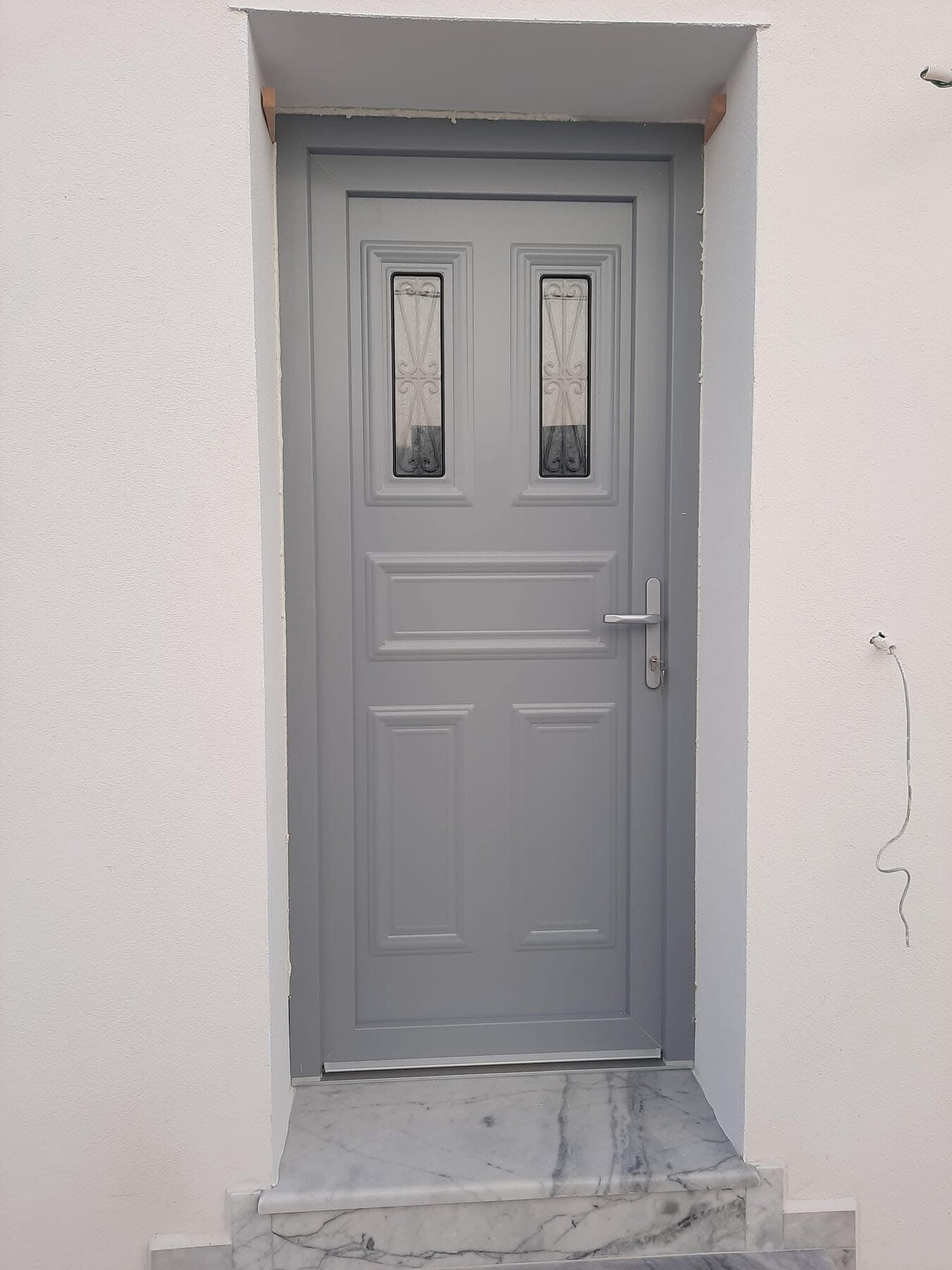 AN-C08 — Κλασική πόρτα με δύο στενά υαλοστάσια