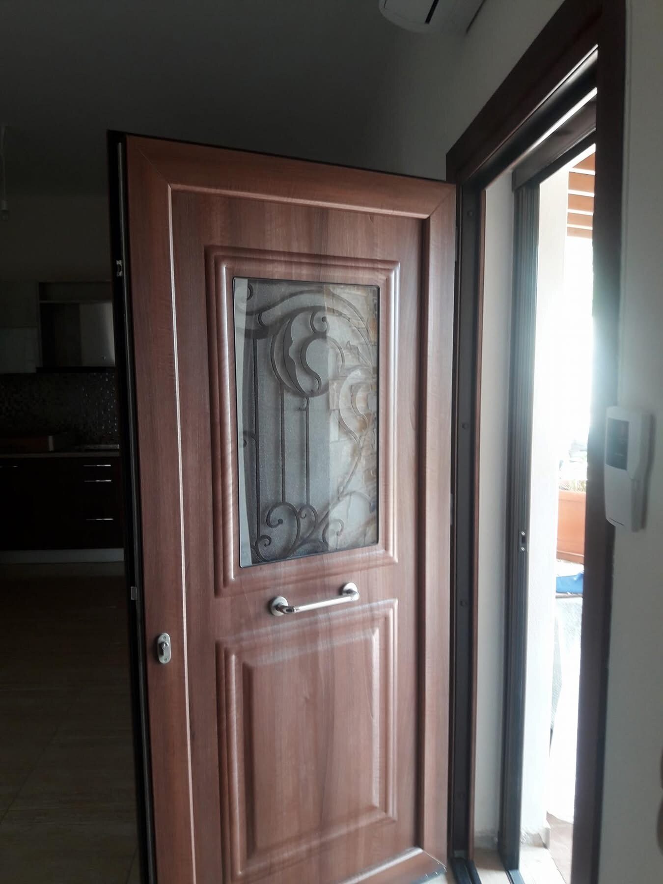 AN-C12 — Κλασική πόρτα σε απόχρωση ξύλου με υάλωση