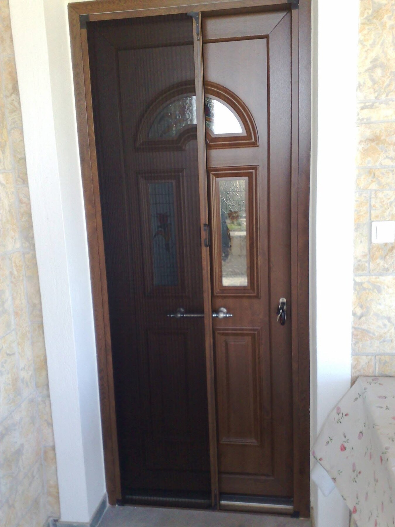 AN-C15 — Κλασική πόρτα σε απόχρωση ξύλου με σίτα