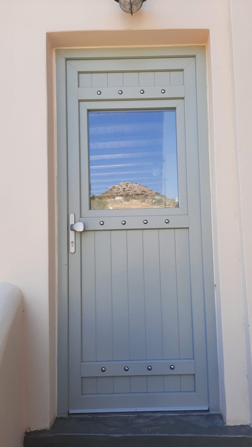 AN-I17 — Ιδιοκατασκευή πόρτας με τετράγωνη υάλωση και διακοσμητικούς ήλους