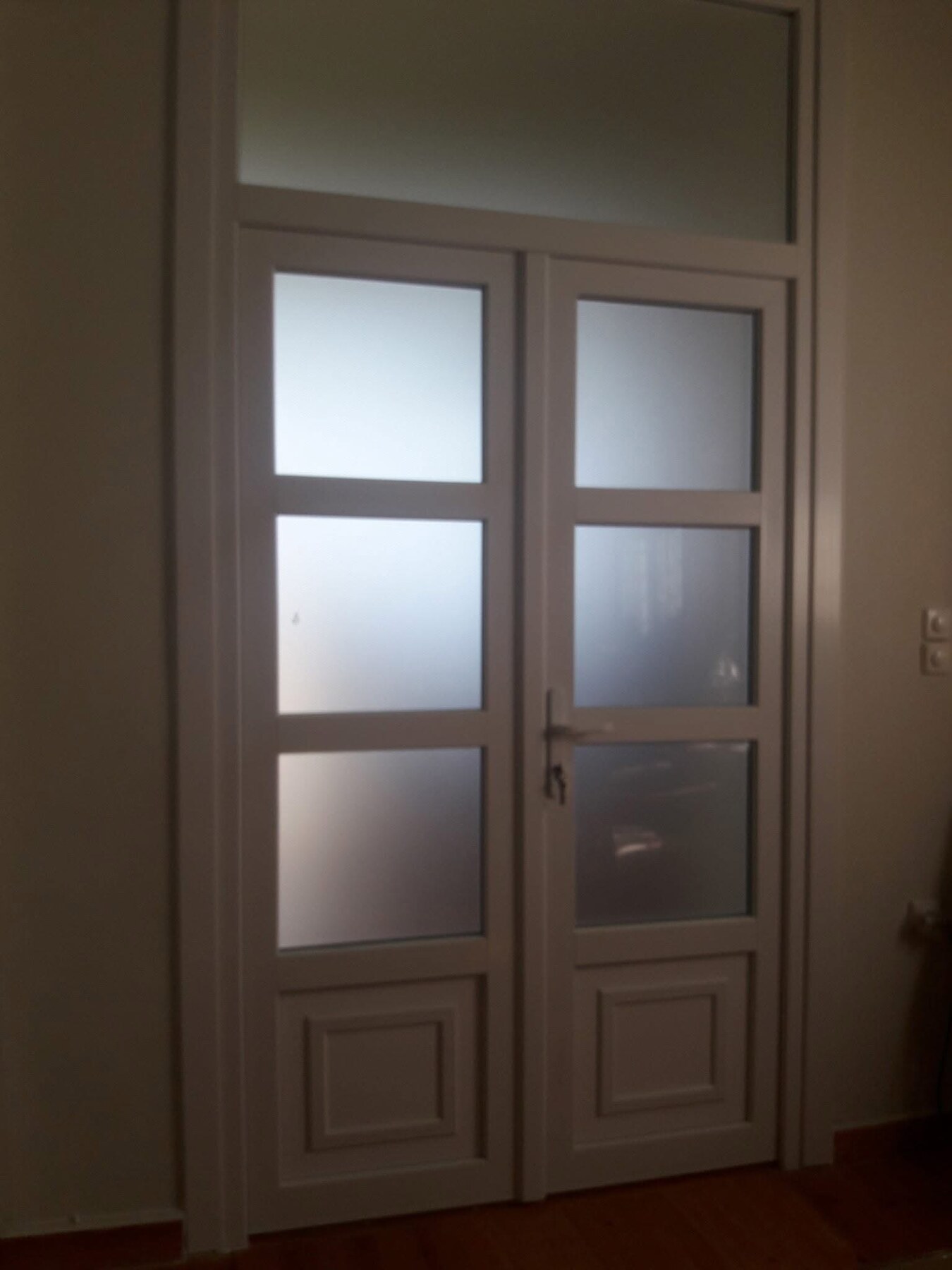 AN-I18 — Ιδιοκατασκευή δίφυλλης εσωτερικής πόρτας με υάλωση