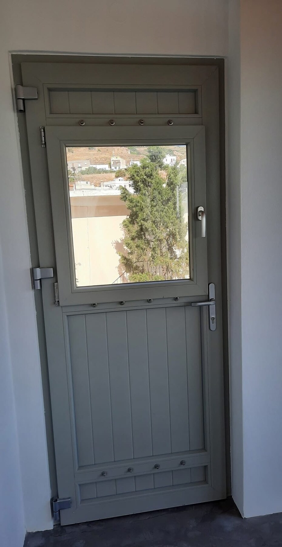 AN-I19 — Ιδιοκατασκευή διαιρούμενης πόρτας με μεγάλο υαλοστάσιο