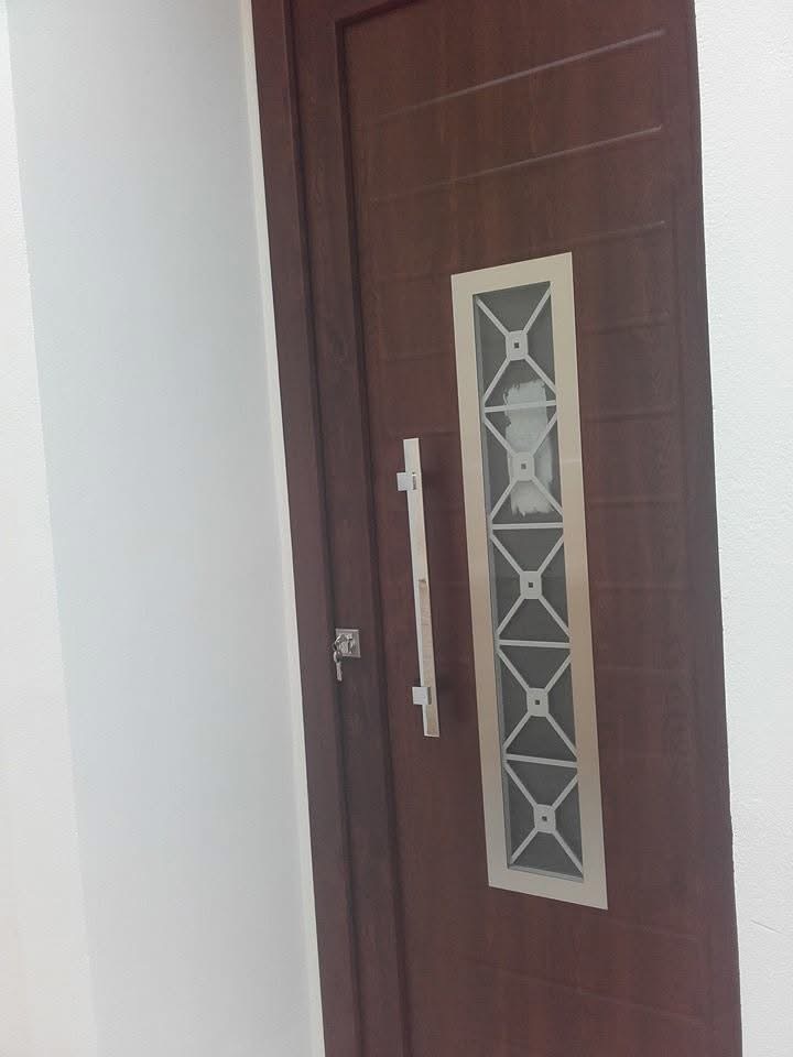 AN-M15 — Πόρτα σε απόχρωση ξύλου με γεωμετρική υάλωση