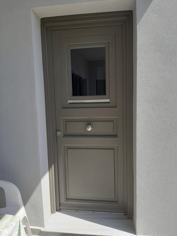 AN-W09 — Ξύλινη πόρτα με μικρό τετράγωνο υαλοστάσιο