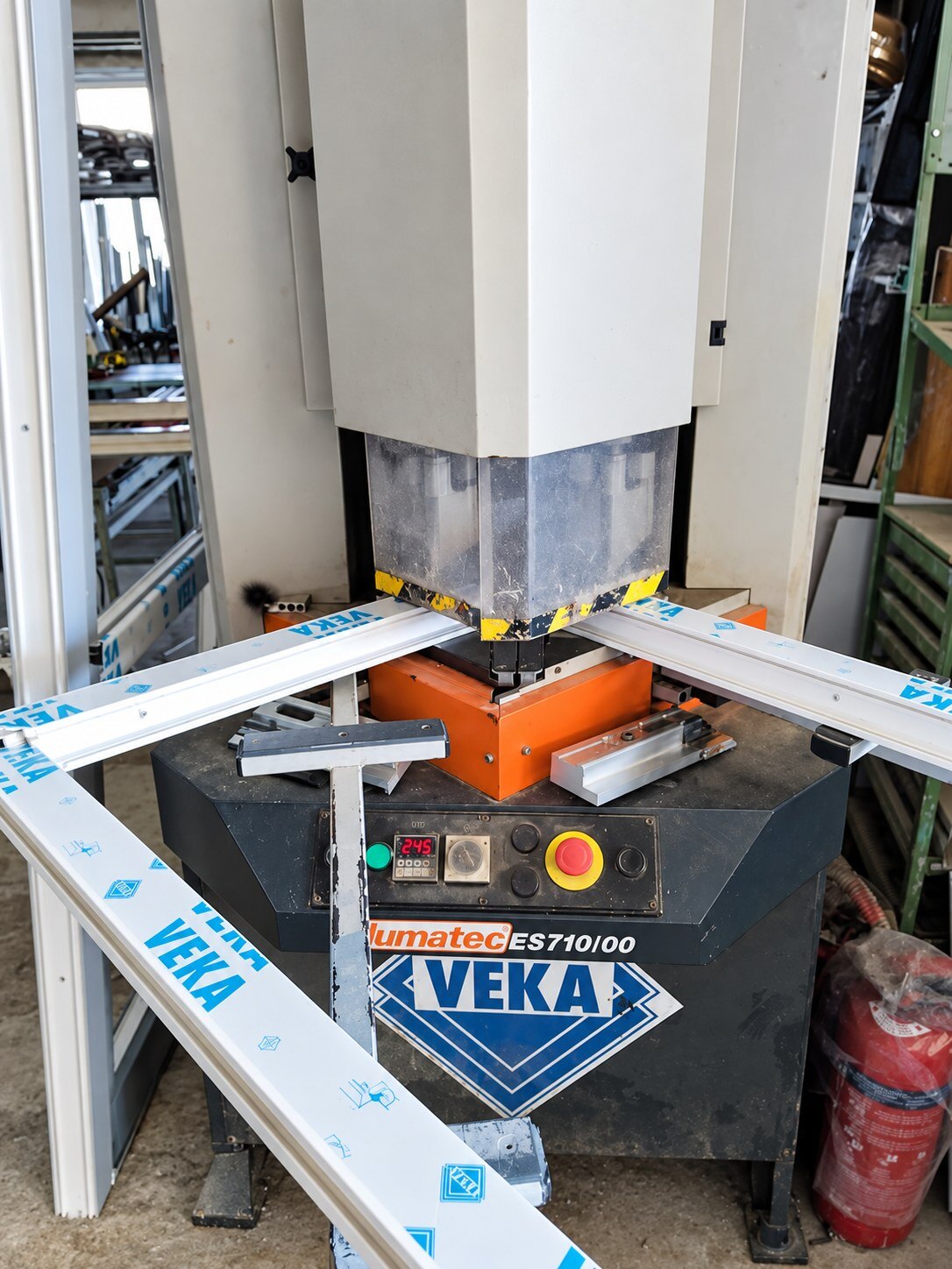 Συγκόλληση προφίλ PVC VEKA στο μηχάνημα Elumatec