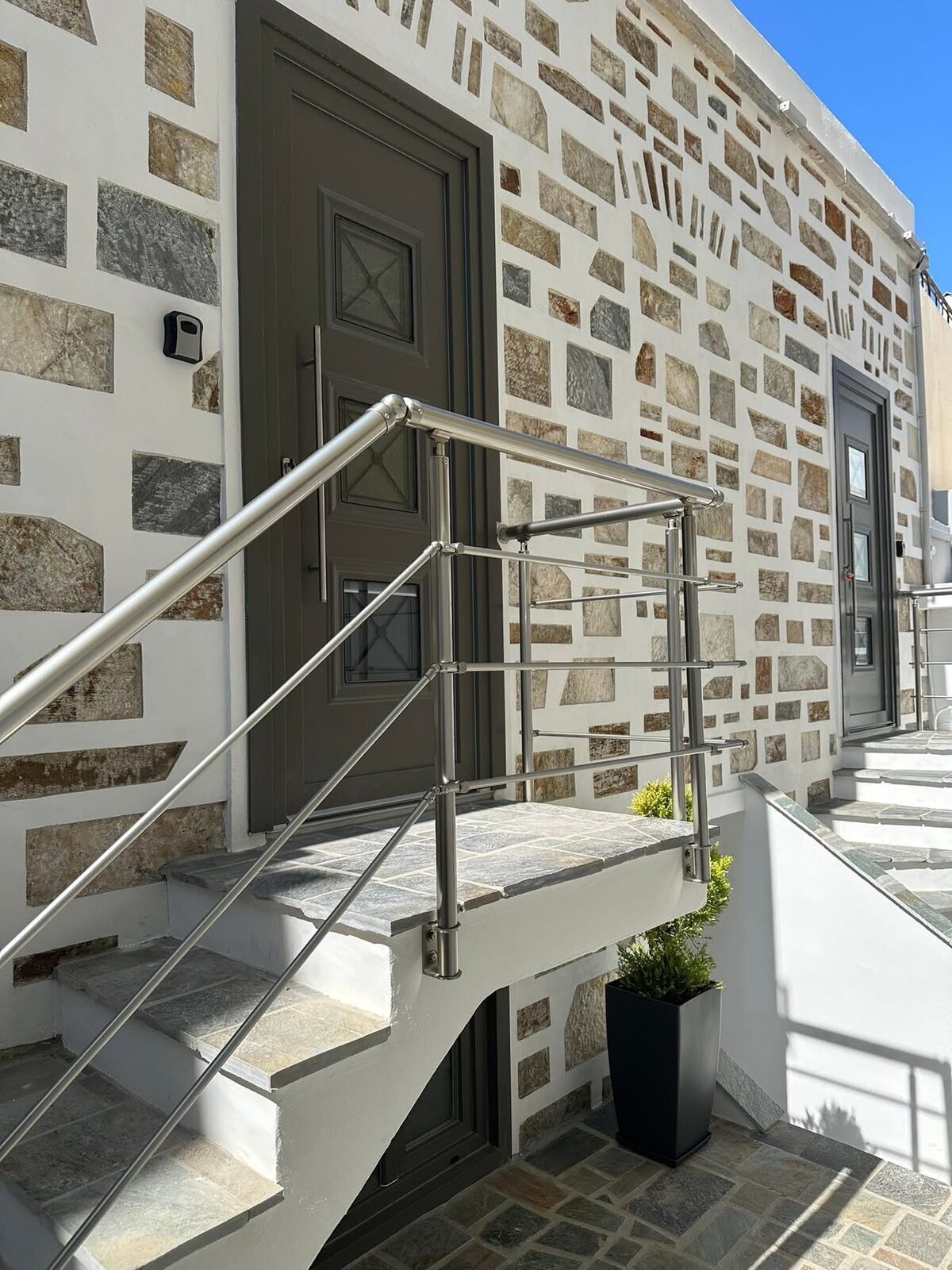 Συνδυασμός παραδοσιακής αρχιτεκτονικής και σύγχρονων κουφωμάτων