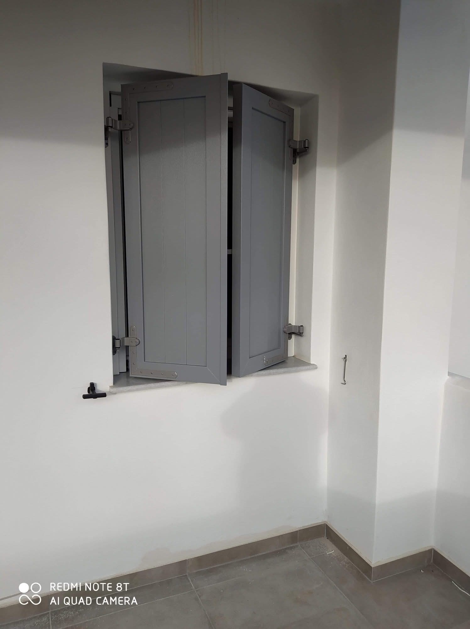 Ραμποτέ παντζούρια στην απόχρωση Silver Grey