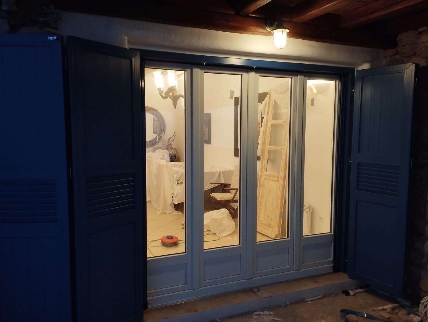 Παντζούρια για κυκλαδίτικα κτίρια