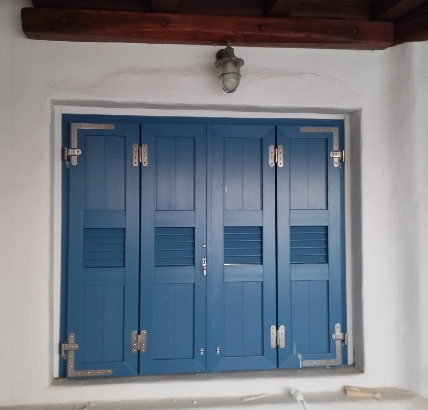Κουφώματα και παντζούρια PVC σε κυκλαδίτικη κατοικία
