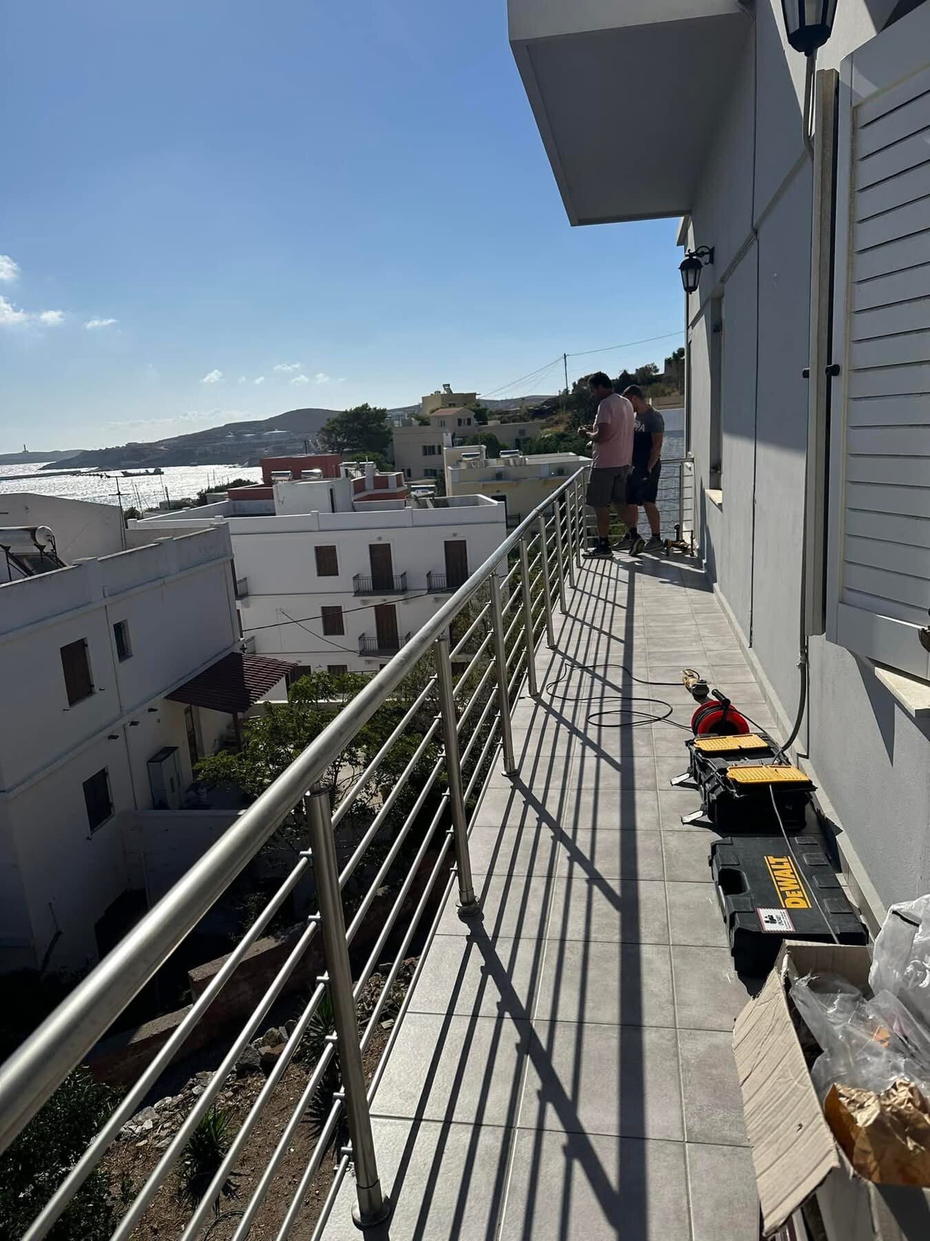 Κατασκευή προσαρμοσμένη στις διαστάσεις της βεράντας