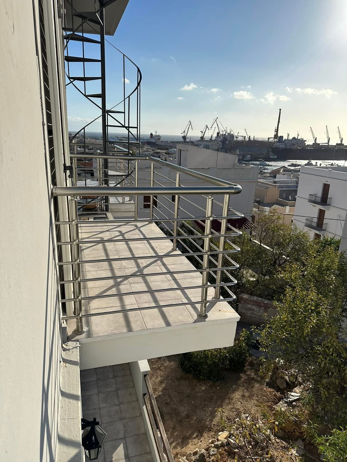 Εφαρμογή F50 με θέα το λιμάνι της Ερμούπολης