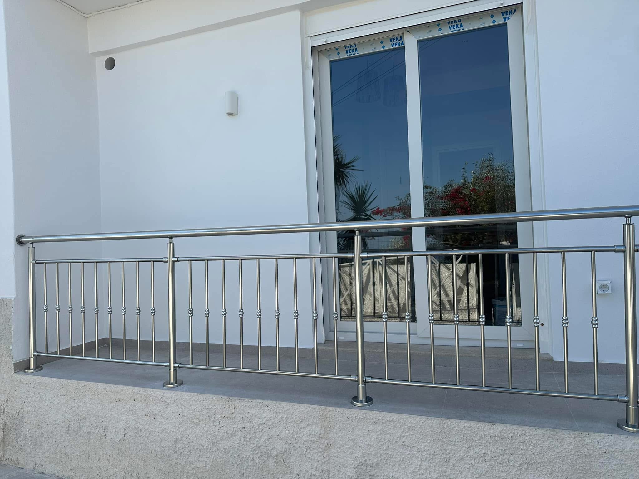 Ανοδιωμένο κάγκελο σε κατοικία στη Σύρο