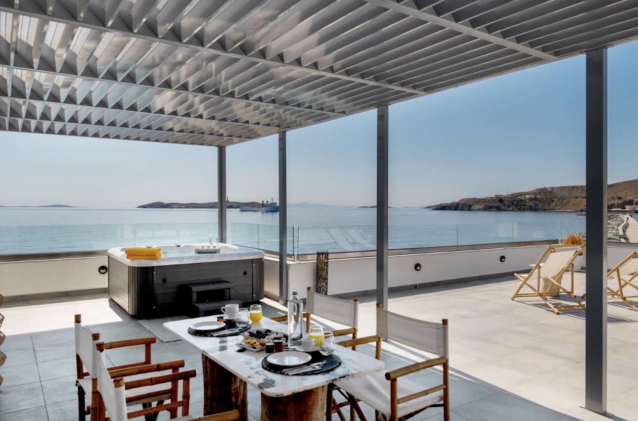 Μεγάλη πέργκολα αλουμινίου σε βεράντα με θέα στη θάλασσα