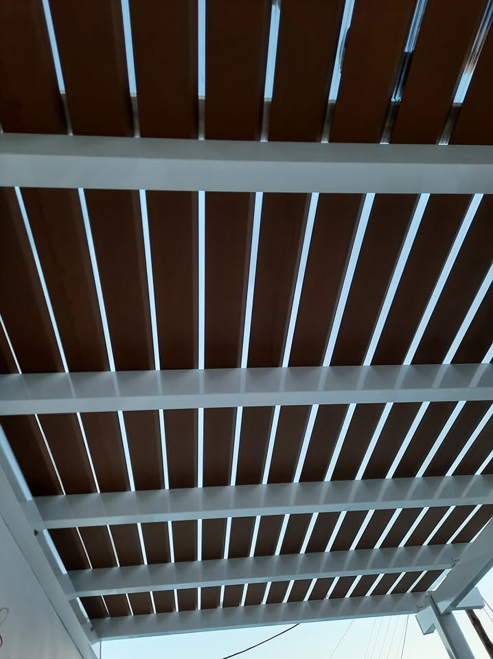 Λευκός σκελετός με περσίδες σε όψη ξύλου