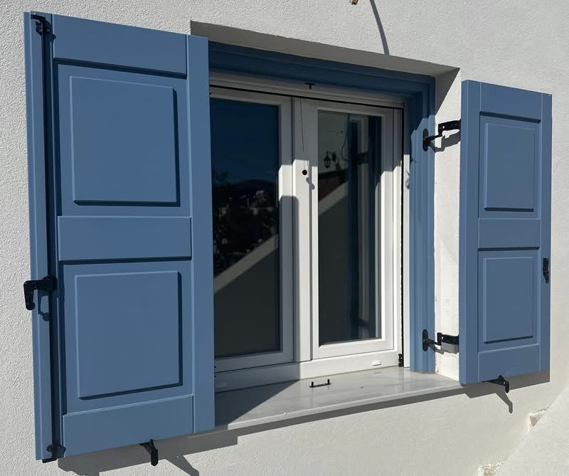 Λευκό PVC με ξύλινα εξώφυλλα