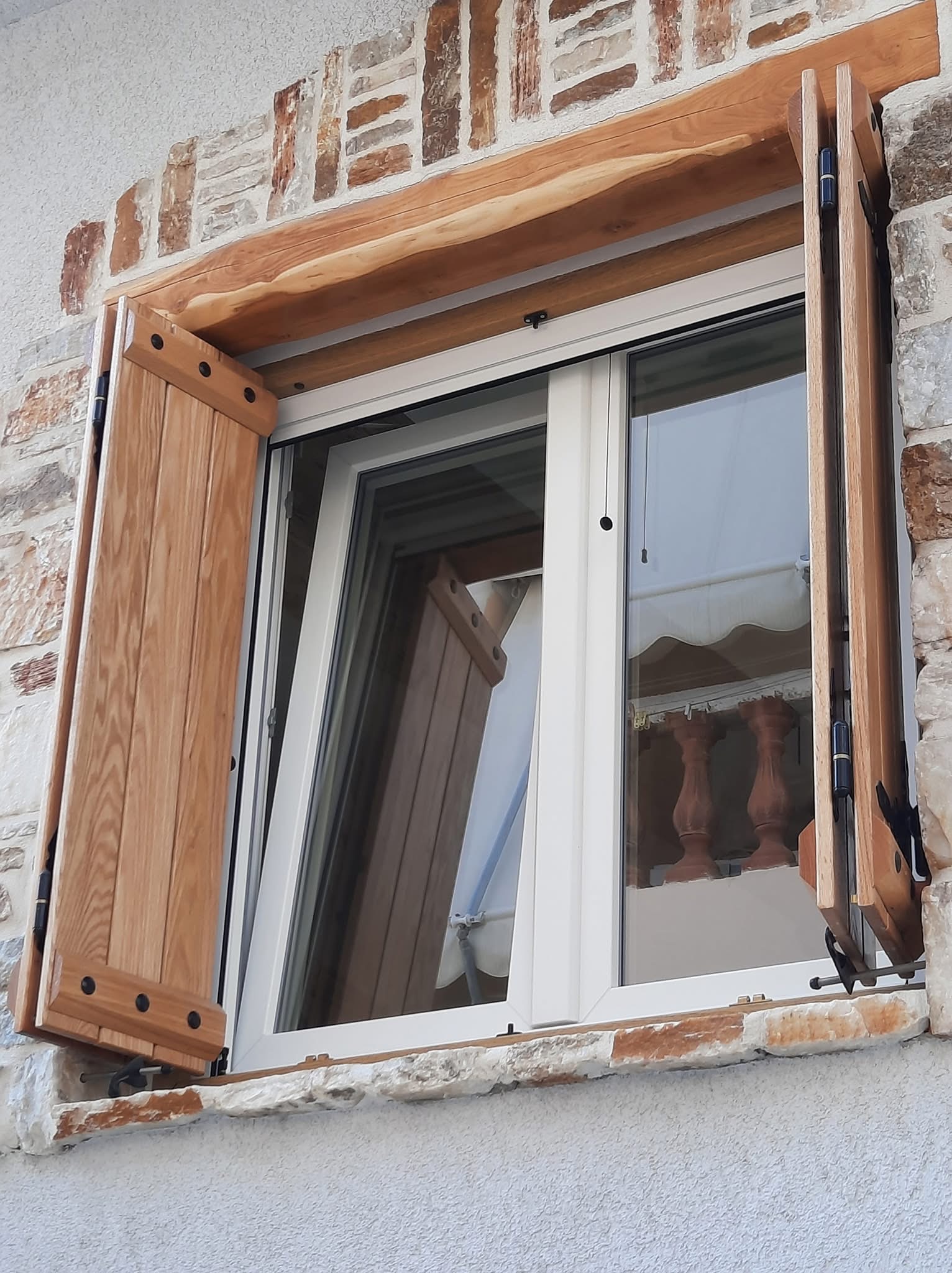 Ανάκλιση παραθύρου και χειροποίητα ξύλινα παντζούρια