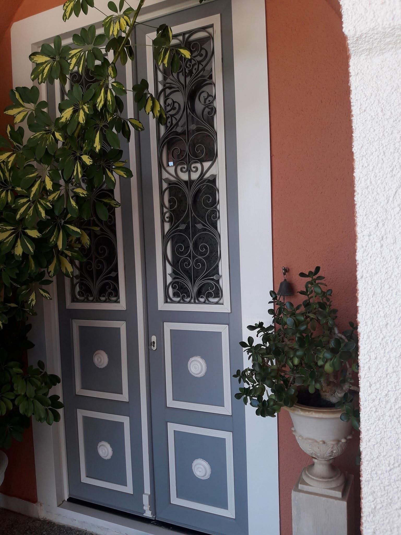 Αναπαραγωγή παλιάς ξύλινης πόρτας σε PVC