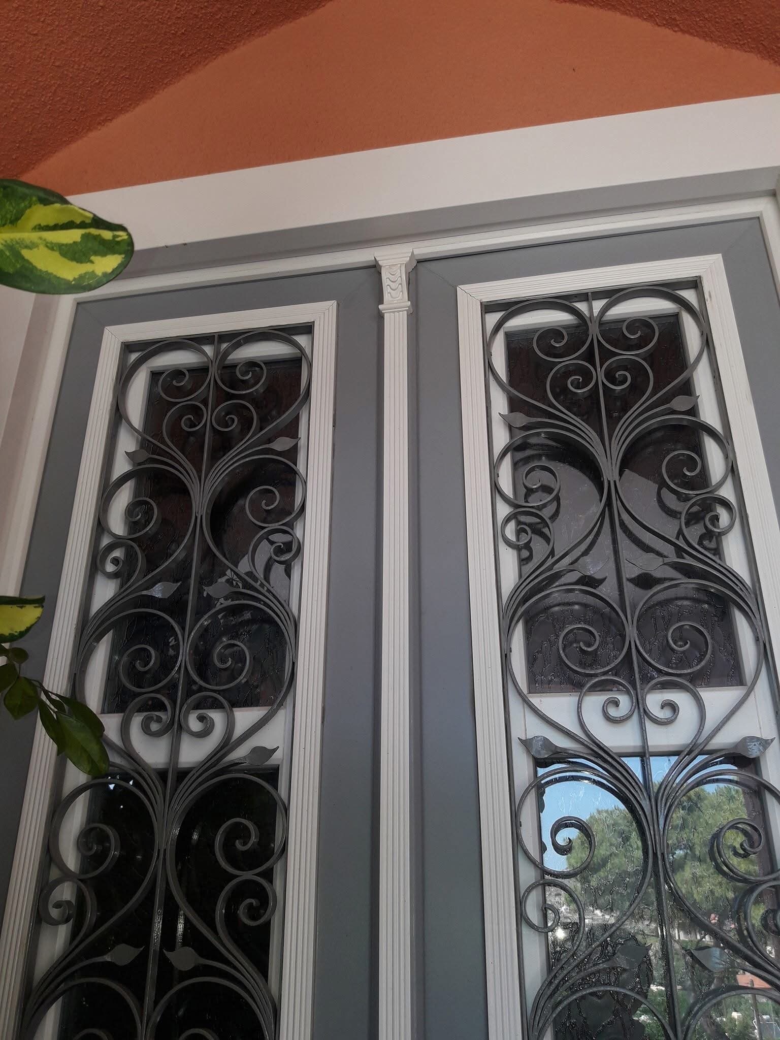 Διακοσμητικά πλαίσια και μεταλλικά στοιχεία