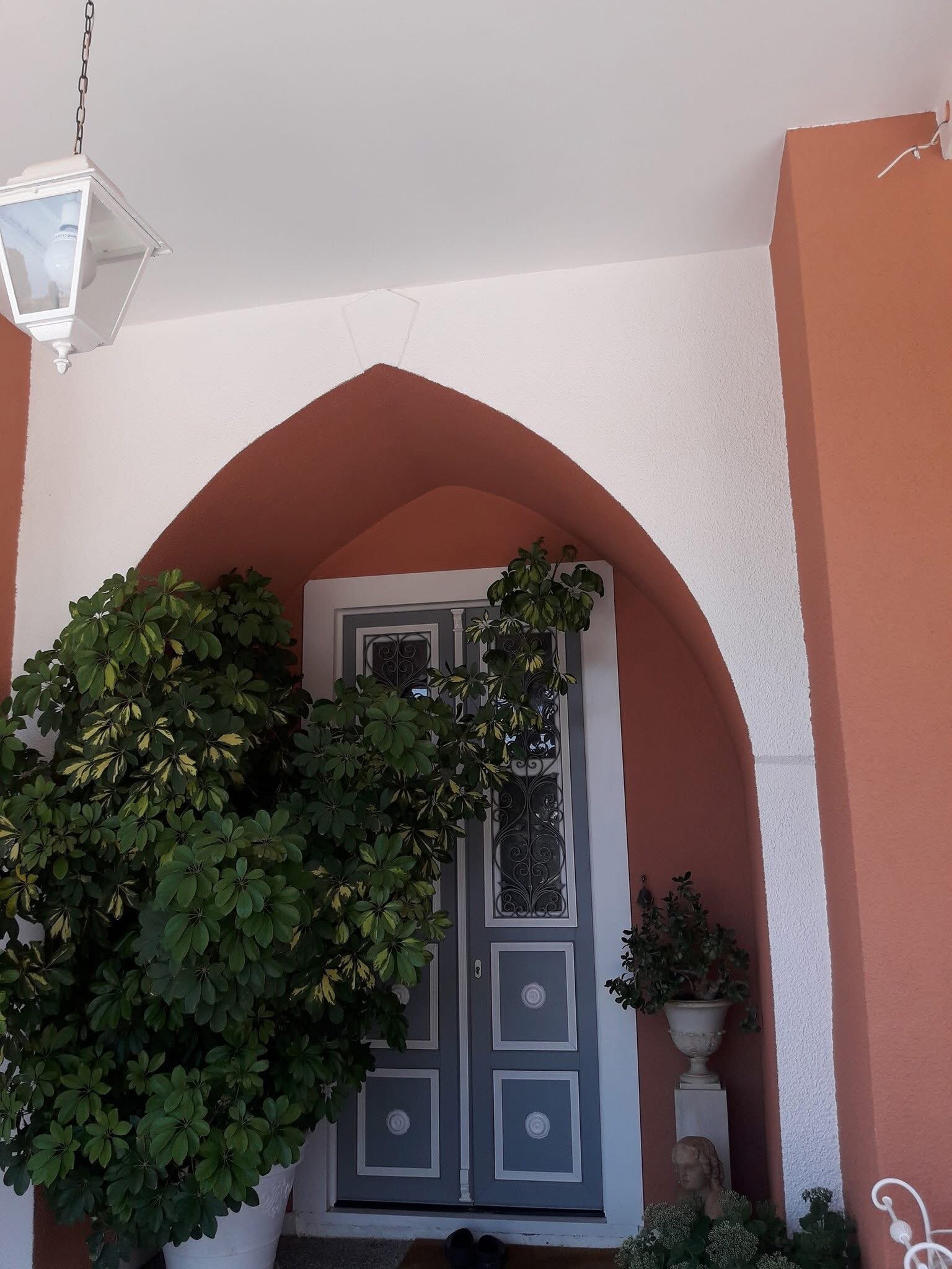 Η νέα πόρτα ενταγμένη στην αρχιτεκτονική της κατοικίας