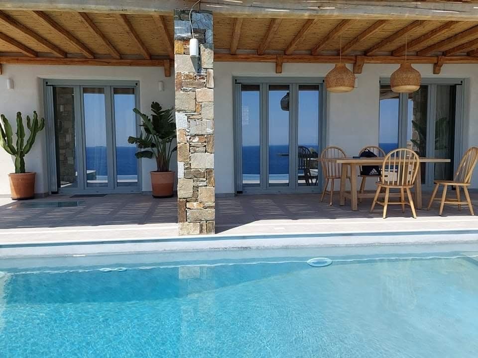 Ενιαία γκρι απόχρωση στην όψη προς την πισίνα