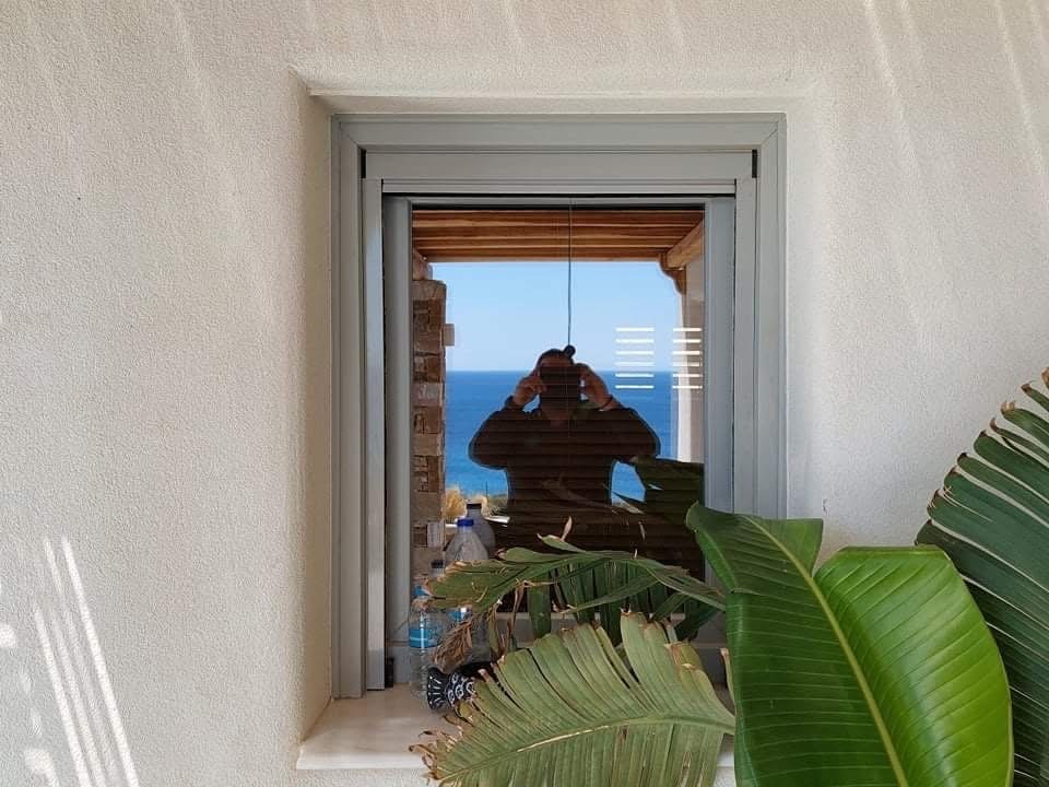 Λεπτομέρεια παραθύρου σε γκρι απόχρωση