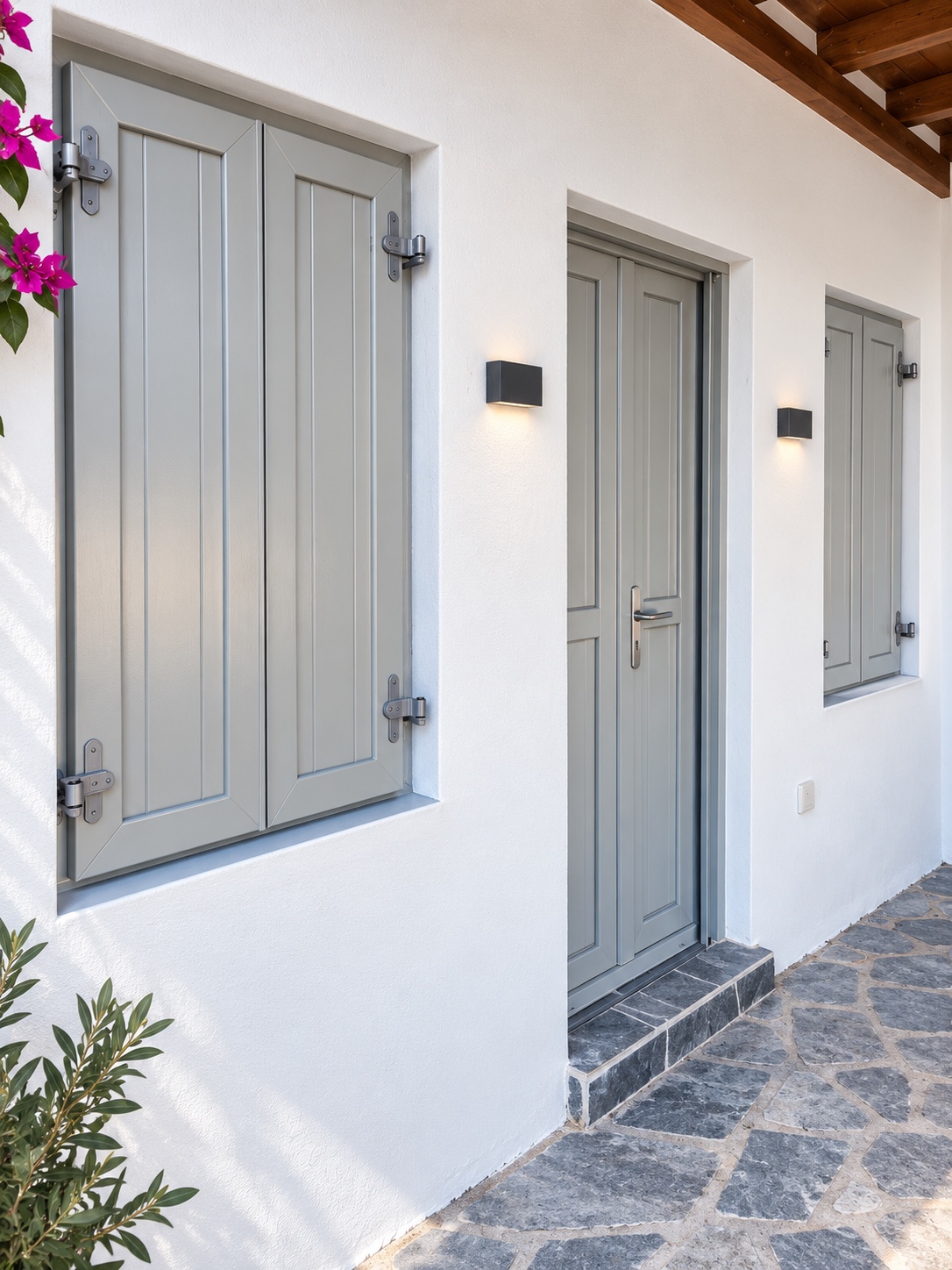 Παντζούρια και πόρτα σε αρμονία με την κατοικία