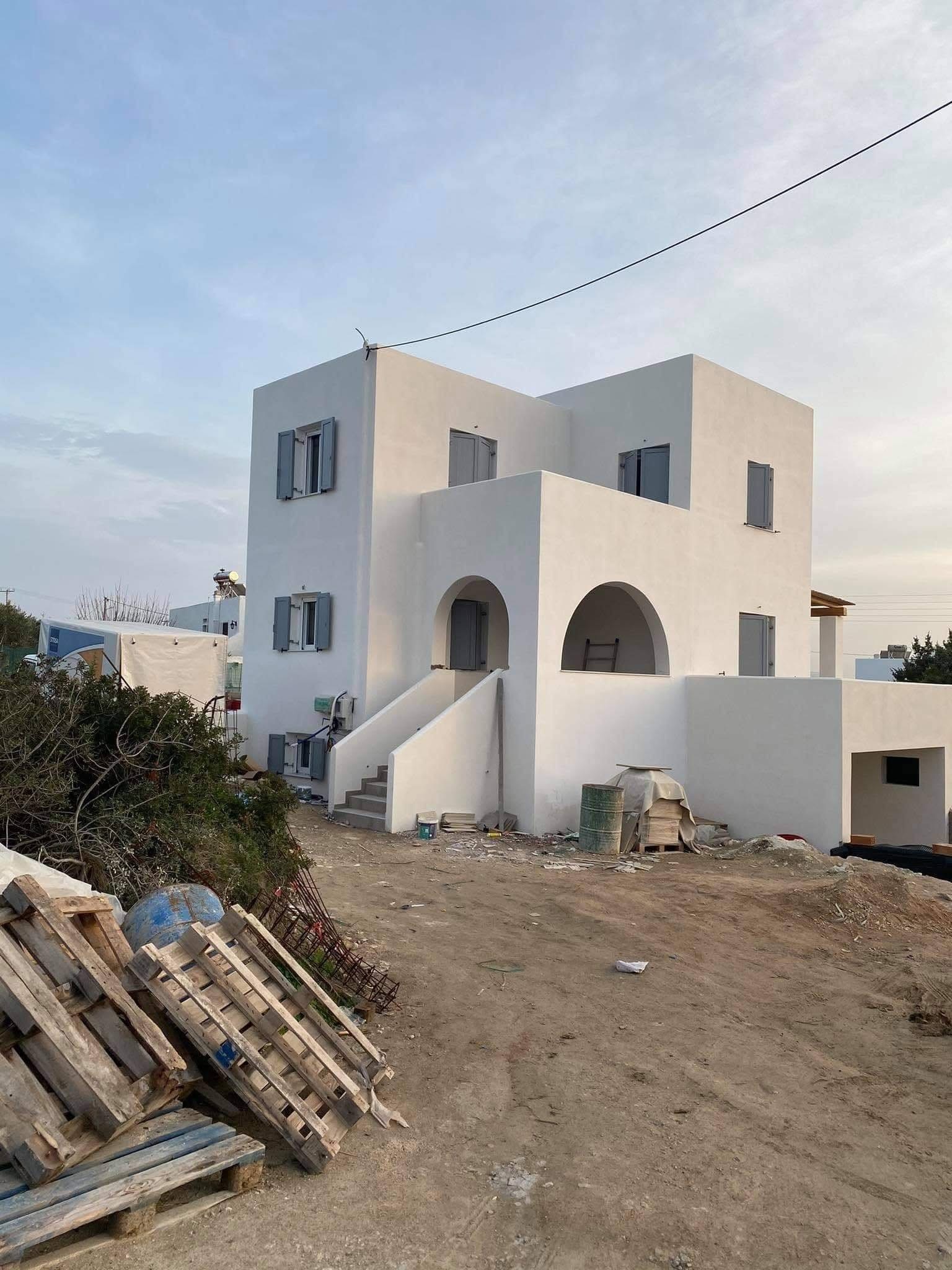 Ολοκληρωμένη εφαρμογή κουφωμάτων PVC σε κυκλαδίτικη κατοικία