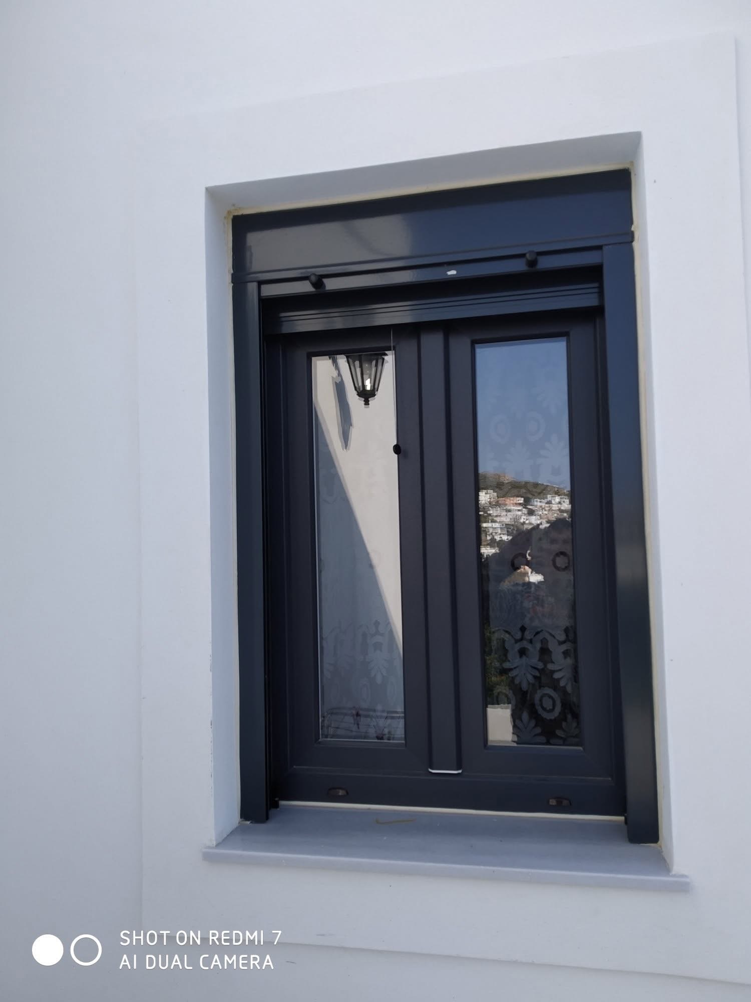 Anthracite window system combined with a vertical insect screen