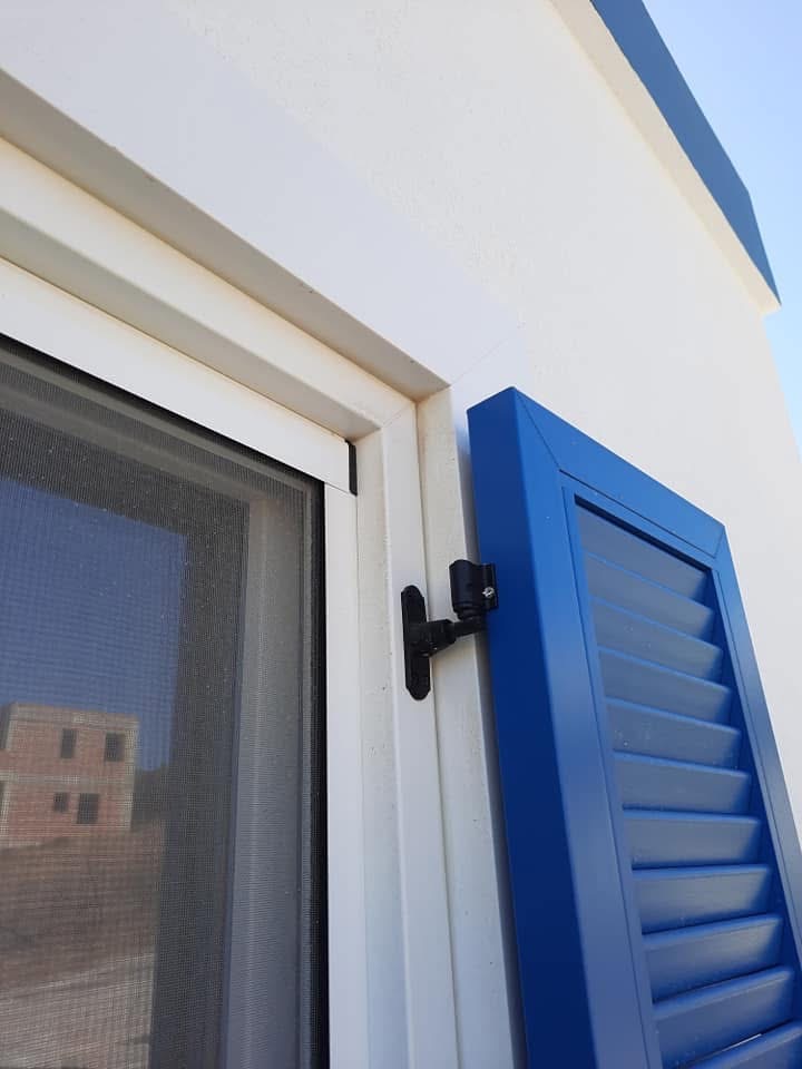 Λεπτομέρεια μπλε παντζουριού και μηχανισμού συγκράτησης