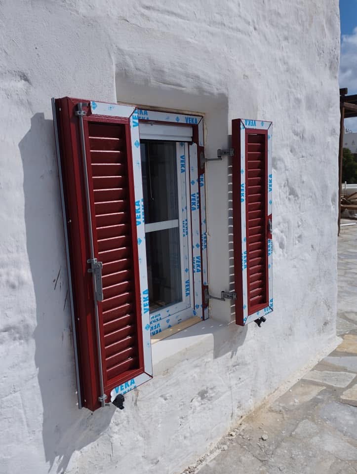Κόκκινα παντζούρια κατά την τοποθέτηση
