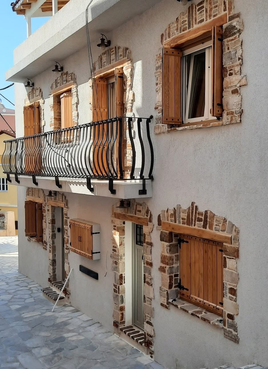 Κουφώματα, πόρτες και ξύλινα παντζούρια σε παραδοσιακό κατάλυμα